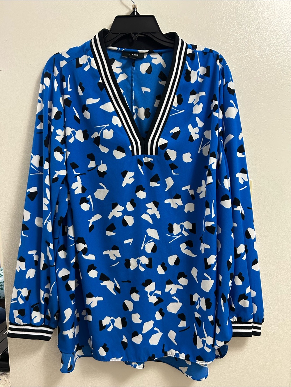 Alfani Blue Black and White Abstract V-Neck Long Sleeve Blouse (size- 3X)